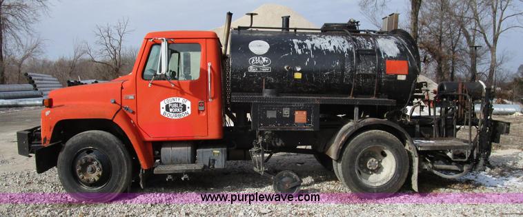 image for item D2304 1987 International S1600 oil distributor truck