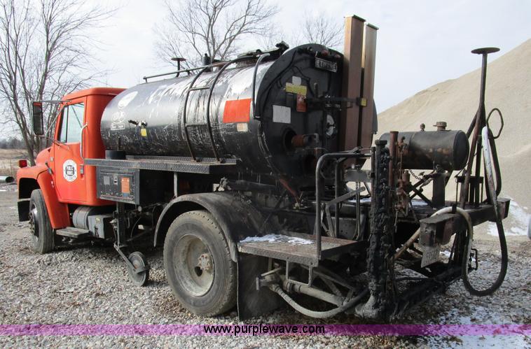 image for item D2304 1987 International S1600 oil distributor truck