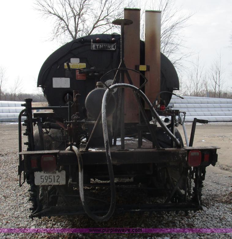 image for item D2304 1987 International S1600 oil distributor truck