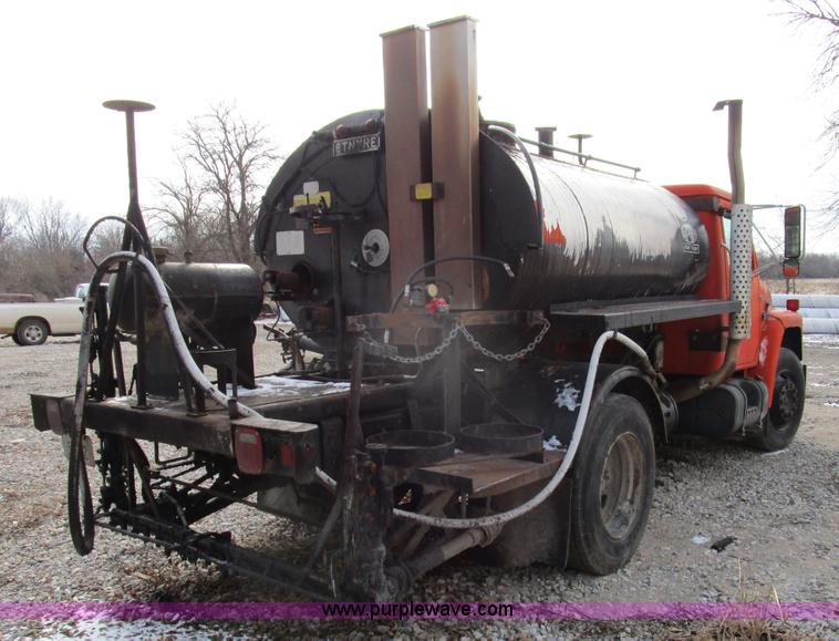 image for item D2304 1987 International S1600 oil distributor truck