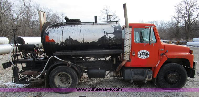 image for item D2304 1987 International S1600 oil distributor truck