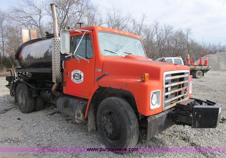 image for item D2304 1987 International S1600 oil distributor truck
