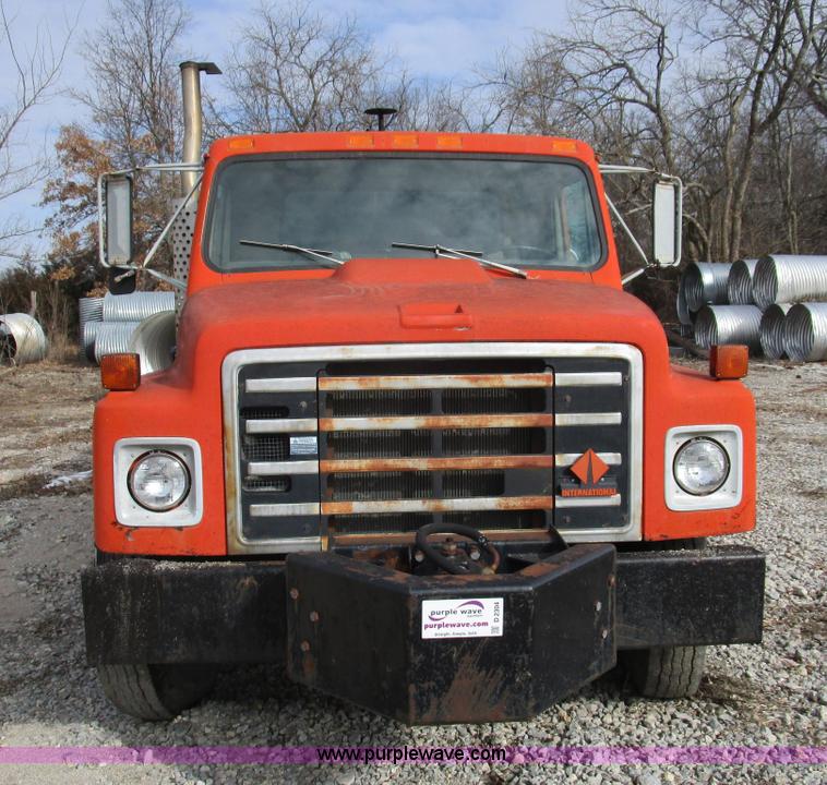 image for item D2304 1987 International S1600 oil distributor truck