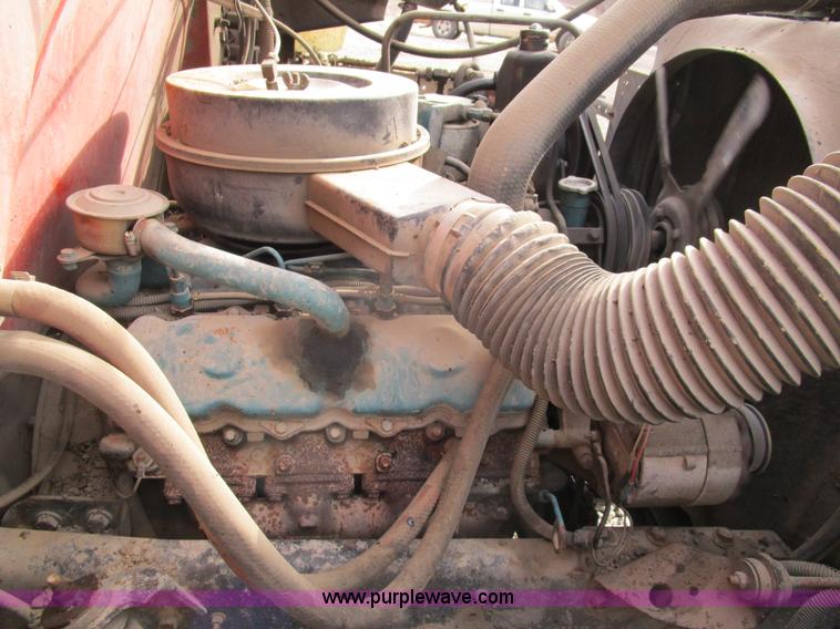 image for item D2304 1987 International S1600 oil distributor truck