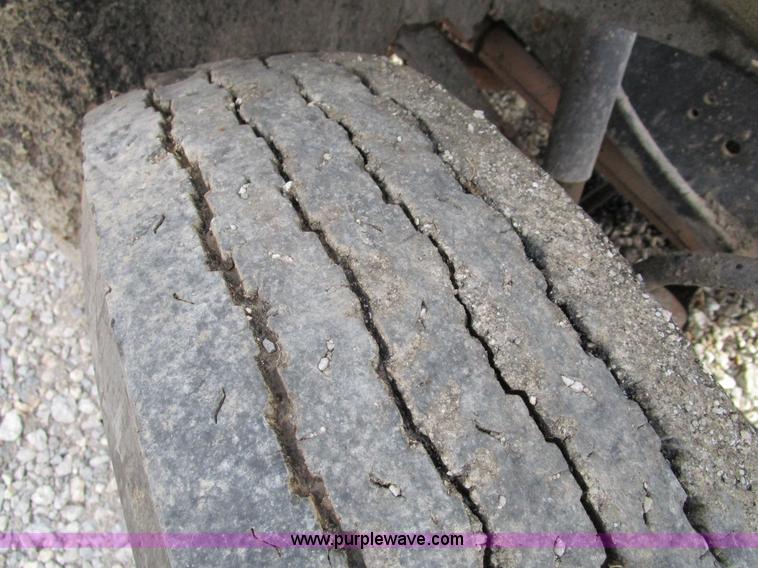 image for item D2304 1987 International S1600 oil distributor truck