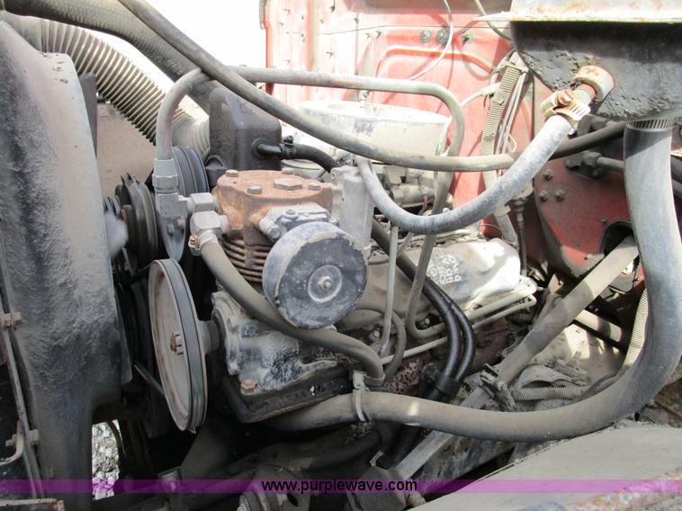 image for item D2304 1987 International S1600 oil distributor truck