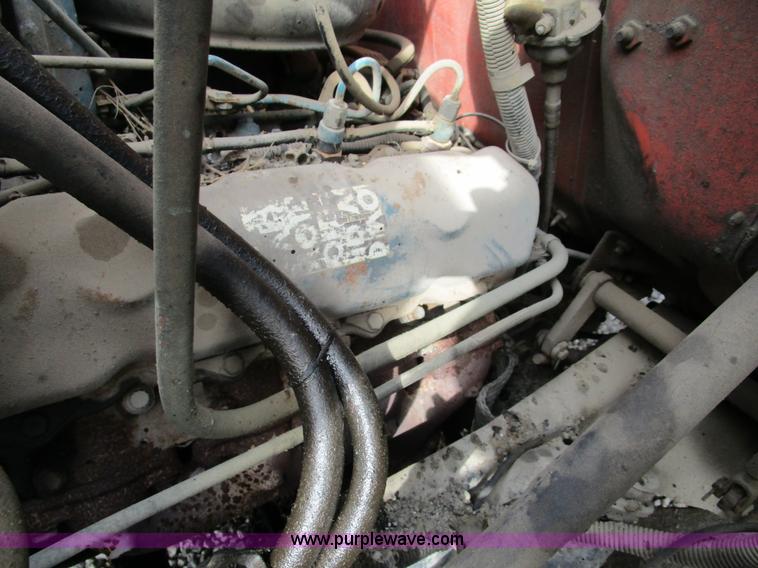 image for item D2304 1987 International S1600 oil distributor truck