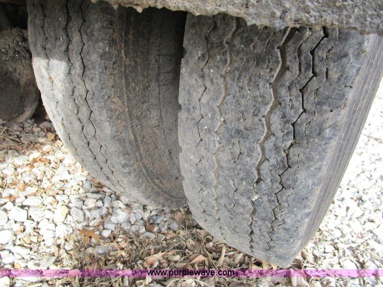 image for item D2304 1987 International S1600 oil distributor truck