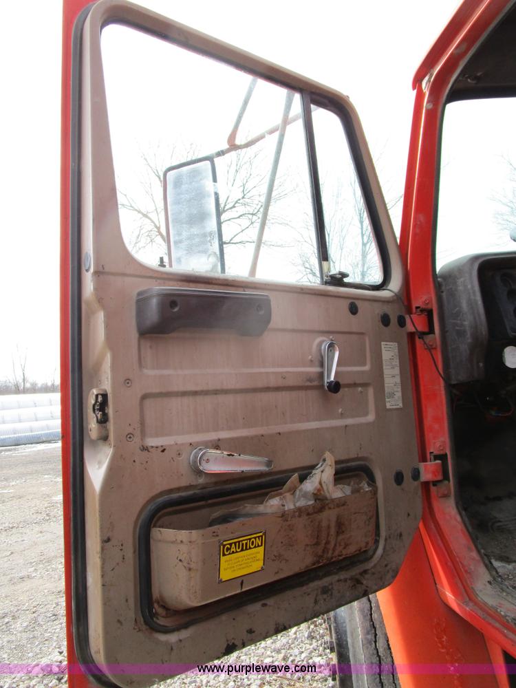 image for item D2304 1987 International S1600 oil distributor truck