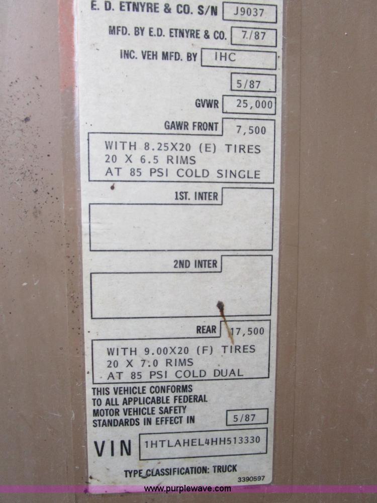 image for item D2304 1987 International S1600 oil distributor truck
