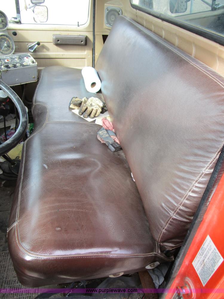 image for item D2304 1987 International S1600 oil distributor truck