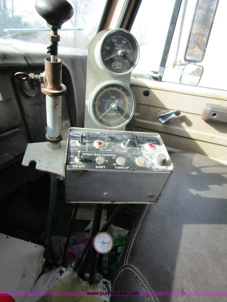 image for item D2304 1987 International S1600 oil distributor truck