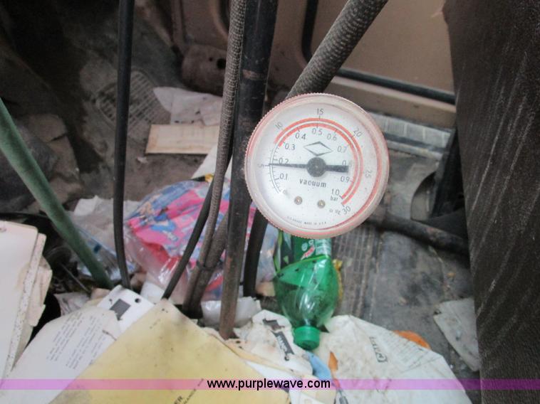 image for item D2304 1987 International S1600 oil distributor truck