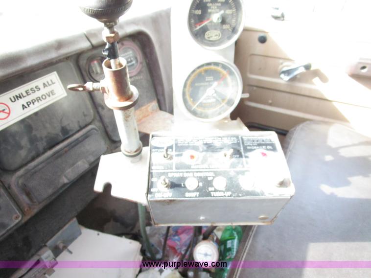 image for item D2304 1987 International S1600 oil distributor truck