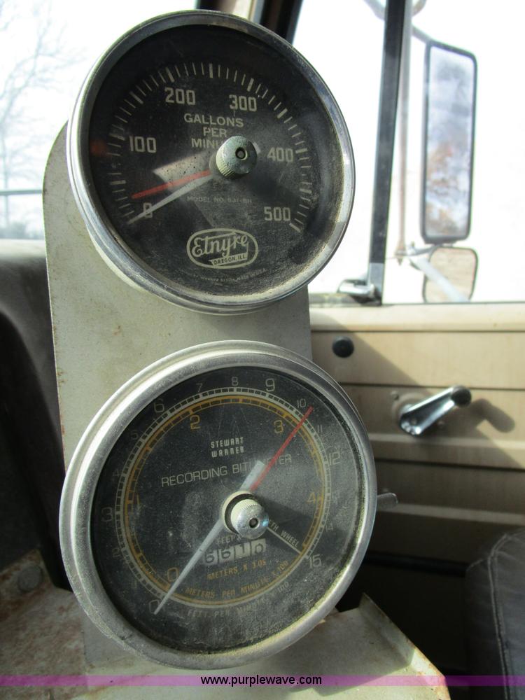 image for item D2304 1987 International S1600 oil distributor truck