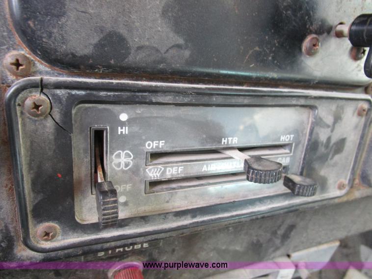 image for item D2304 1987 International S1600 oil distributor truck