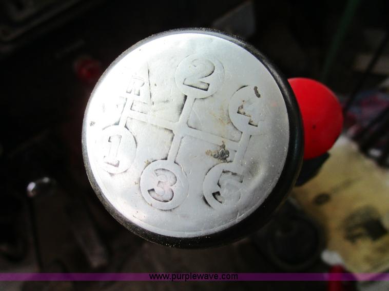 image for item D2304 1987 International S1600 oil distributor truck