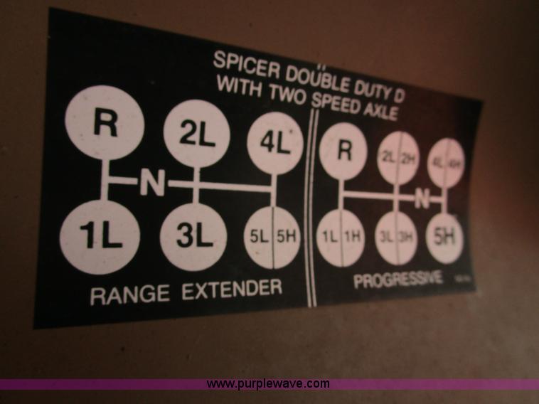 image for item D2304 1987 International S1600 oil distributor truck