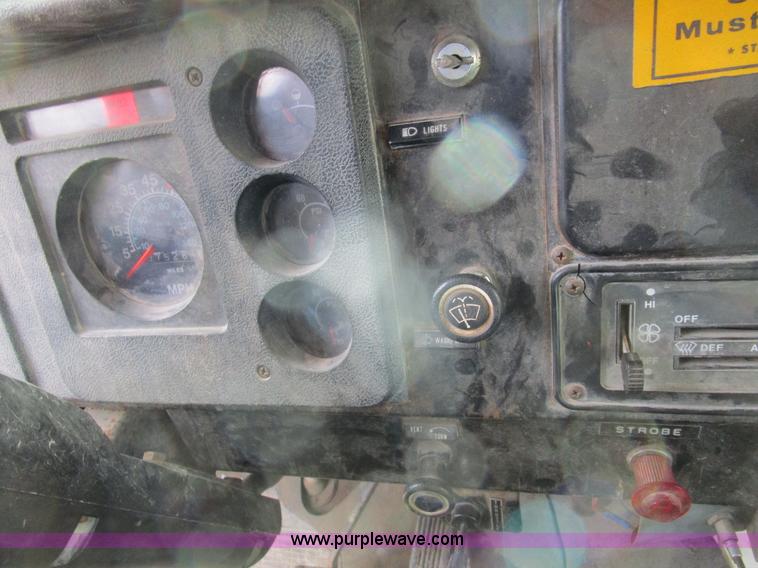 image for item D2304 1987 International S1600 oil distributor truck