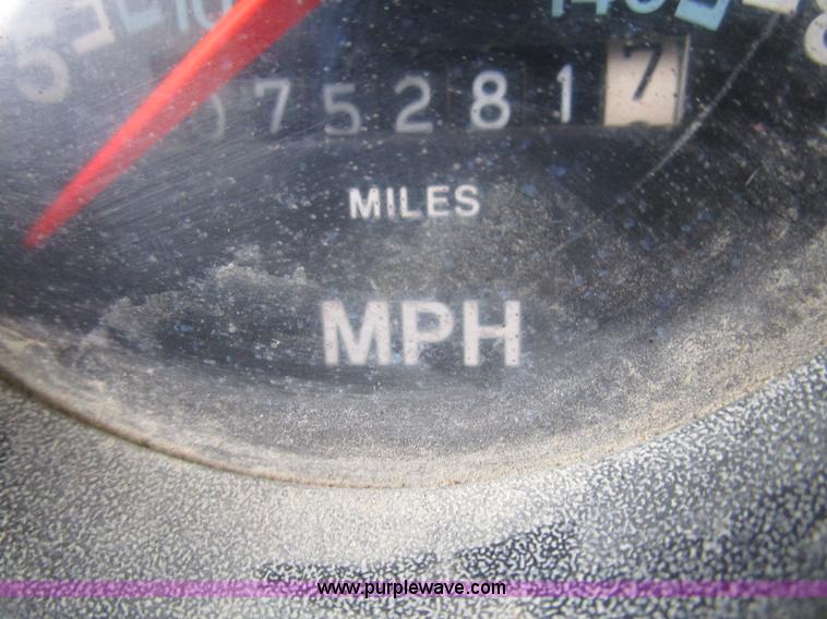 image for item D2304 1987 International S1600 oil distributor truck