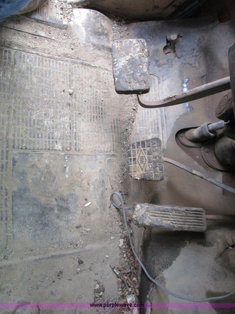 image for item D2304 1987 International S1600 oil distributor truck