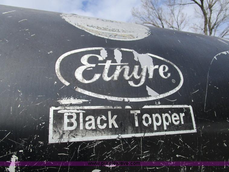 image for item D2304 1987 International S1600 oil distributor truck