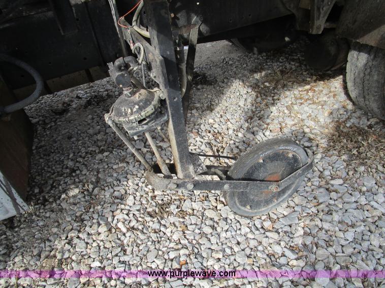 image for item D2304 1987 International S1600 oil distributor truck