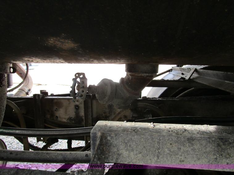 image for item D2304 1987 International S1600 oil distributor truck