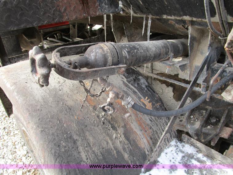 image for item D2304 1987 International S1600 oil distributor truck