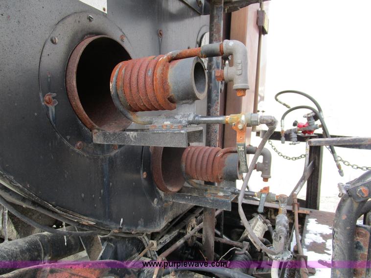 image for item D2304 1987 International S1600 oil distributor truck