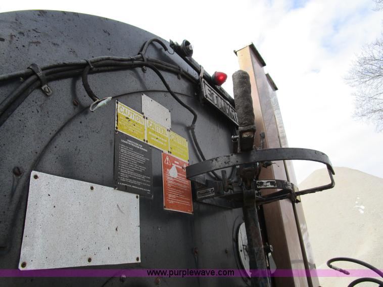 image for item D2304 1987 International S1600 oil distributor truck