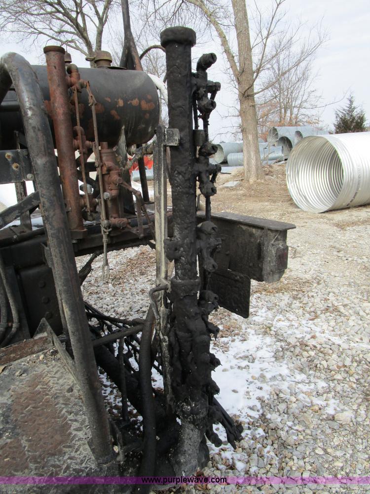 image for item D2304 1987 International S1600 oil distributor truck