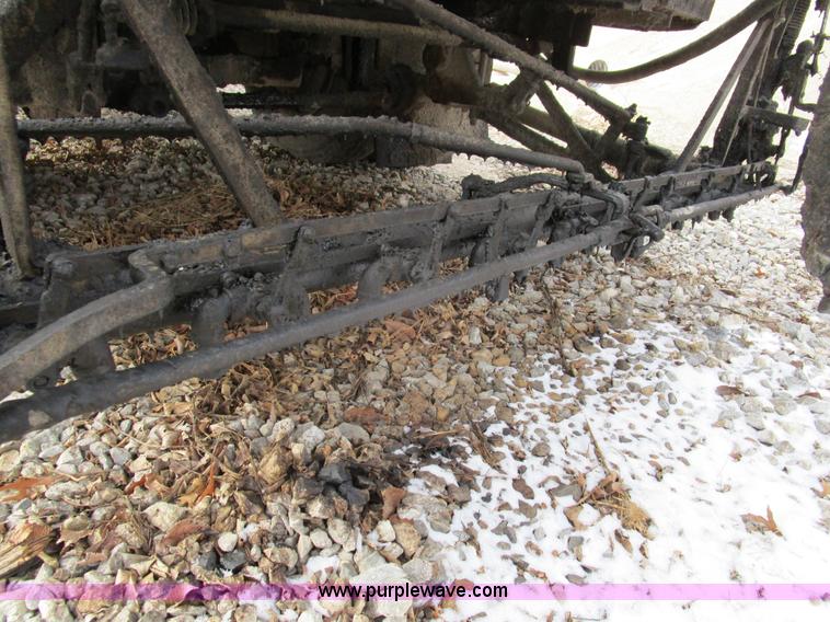 image for item D2304 1987 International S1600 oil distributor truck