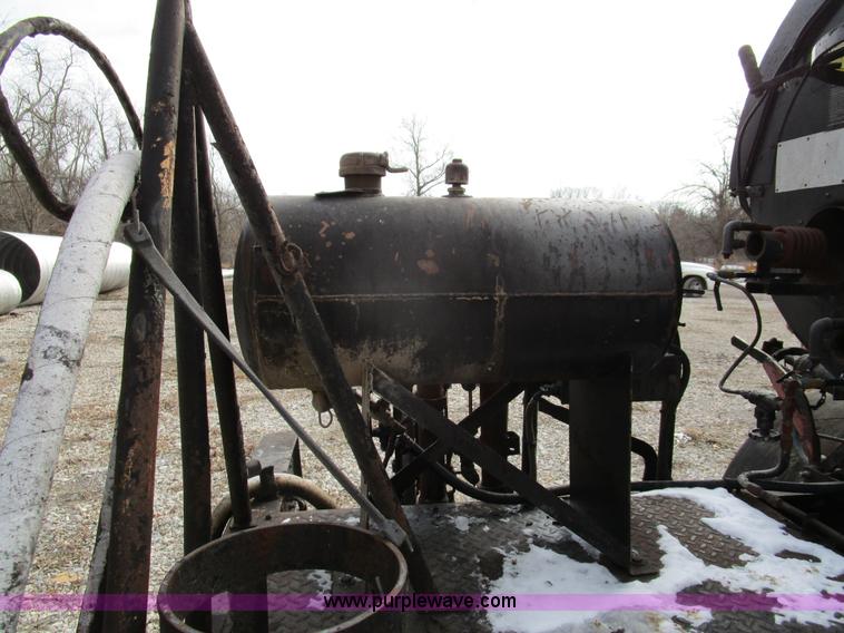 image for item D2304 1987 International S1600 oil distributor truck