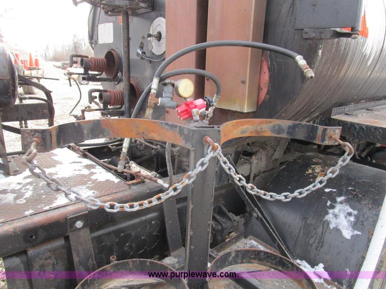 image for item D2304 1987 International S1600 oil distributor truck