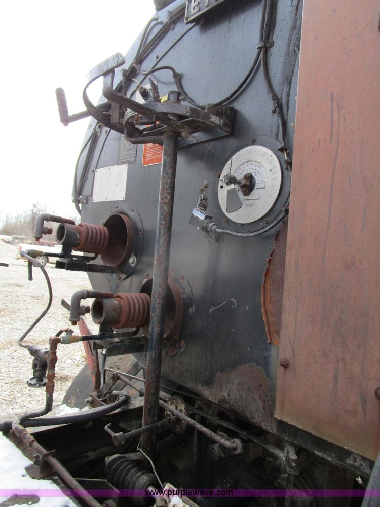 image for item D2304 1987 International S1600 oil distributor truck