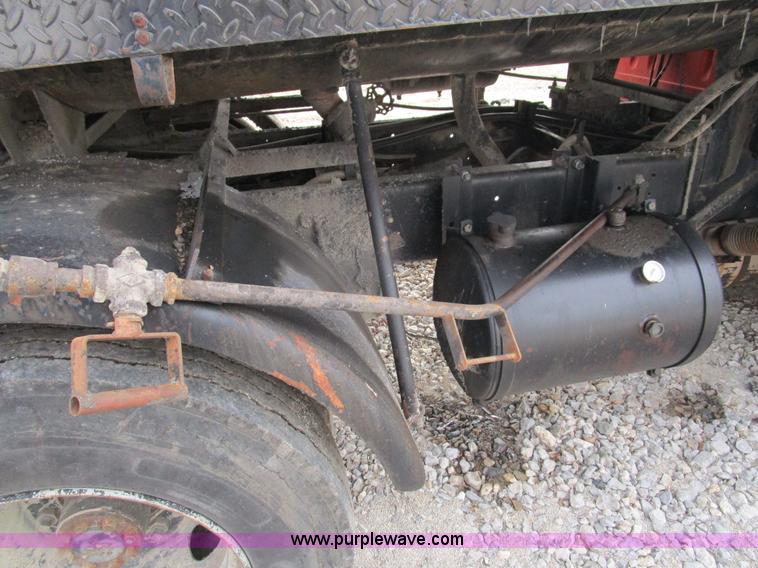 image for item D2304 1987 International S1600 oil distributor truck