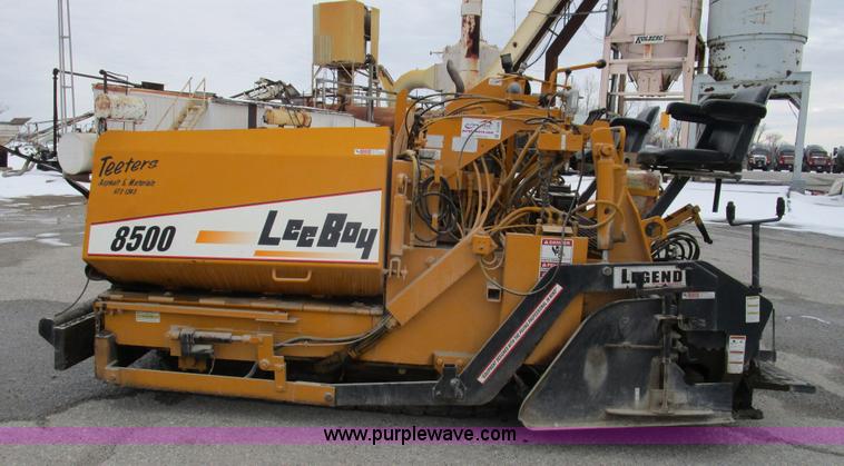image for item D2306 1996 LeeBoy L8500T asphalt paver