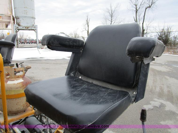 image for item D2306 1996 LeeBoy L8500T asphalt paver