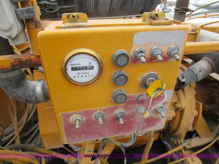 image for item D2306 1996 LeeBoy L8500T asphalt paver