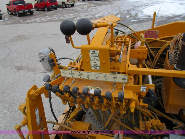 image for item D2306 1996 LeeBoy L8500T asphalt paver