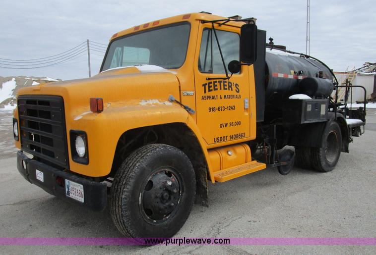 image for item D2307 1982 International S1700 oil distributor truck