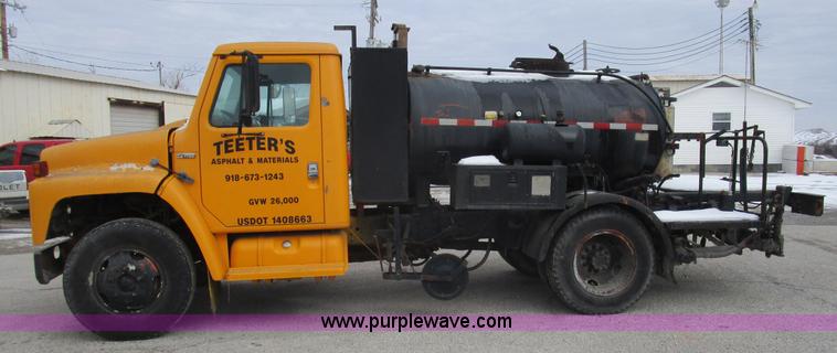 image for item D2307 1982 International S1700 oil distributor truck