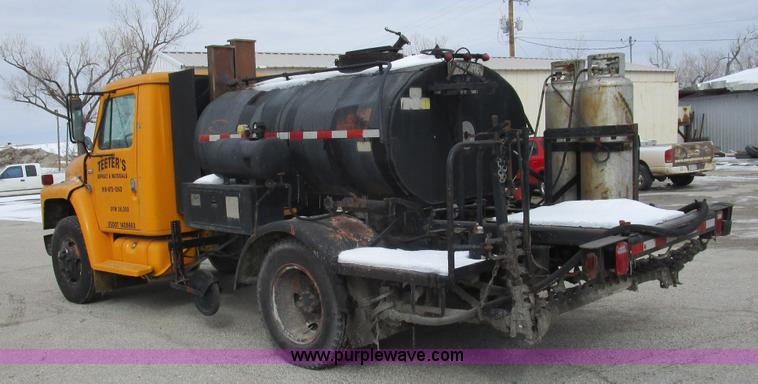 image for item D2307 1982 International S1700 oil distributor truck