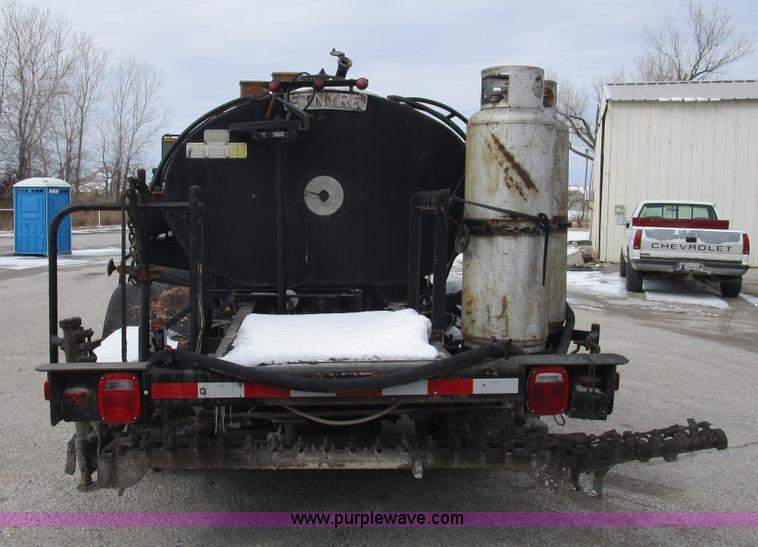 image for item D2307 1982 International S1700 oil distributor truck