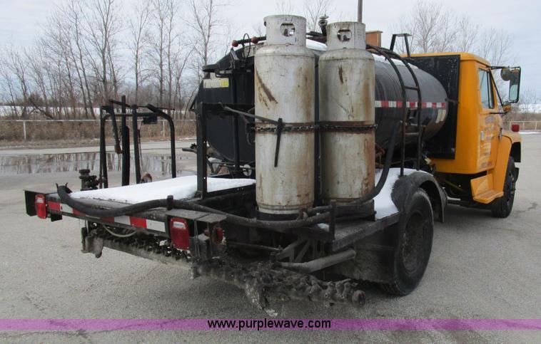 image for item D2307 1982 International S1700 oil distributor truck