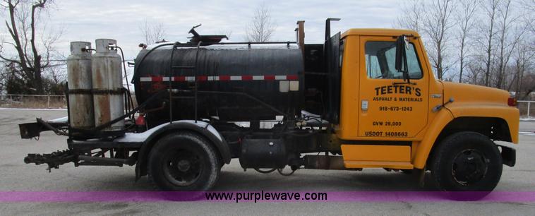 image for item D2307 1982 International S1700 oil distributor truck