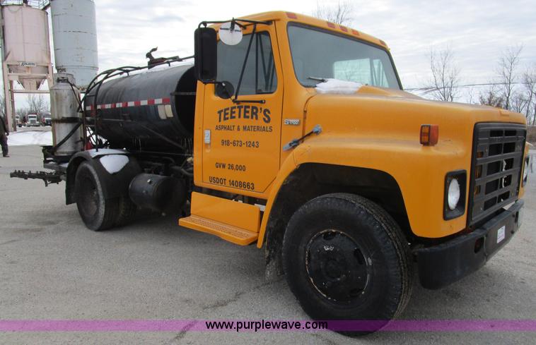 image for item D2307 1982 International S1700 oil distributor truck