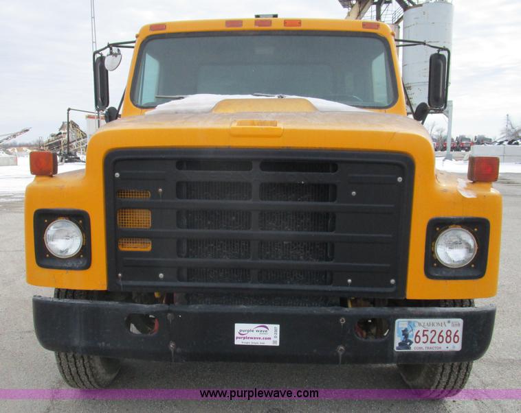 image for item D2307 1982 International S1700 oil distributor truck
