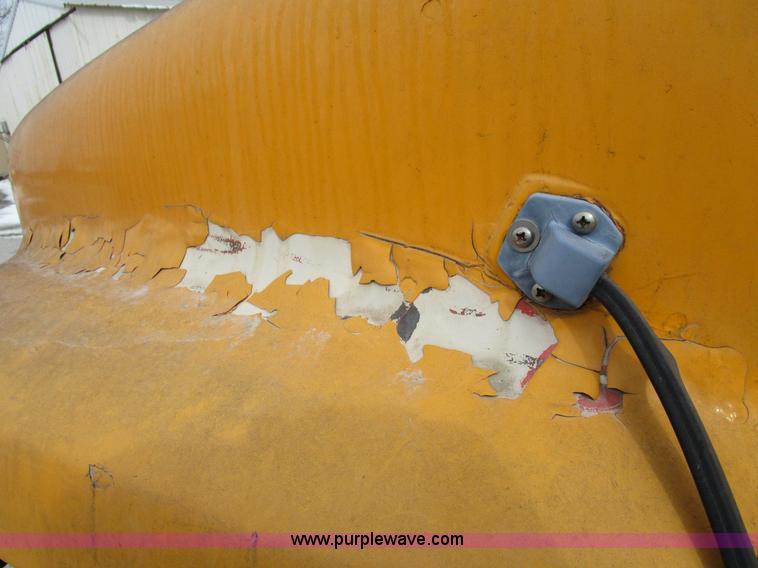 image for item D2307 1982 International S1700 oil distributor truck